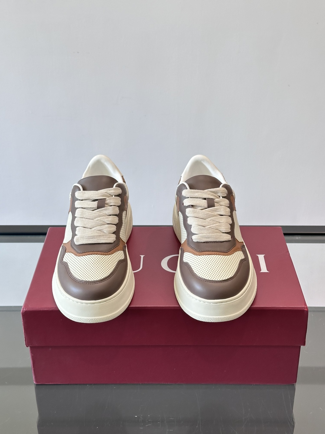 👟Gucci新款男士真皮休闲板鞋，头层牛皮+透气网布拼接，打孔设计超适合夏天穿！厚底轻便，增高又舒适，日