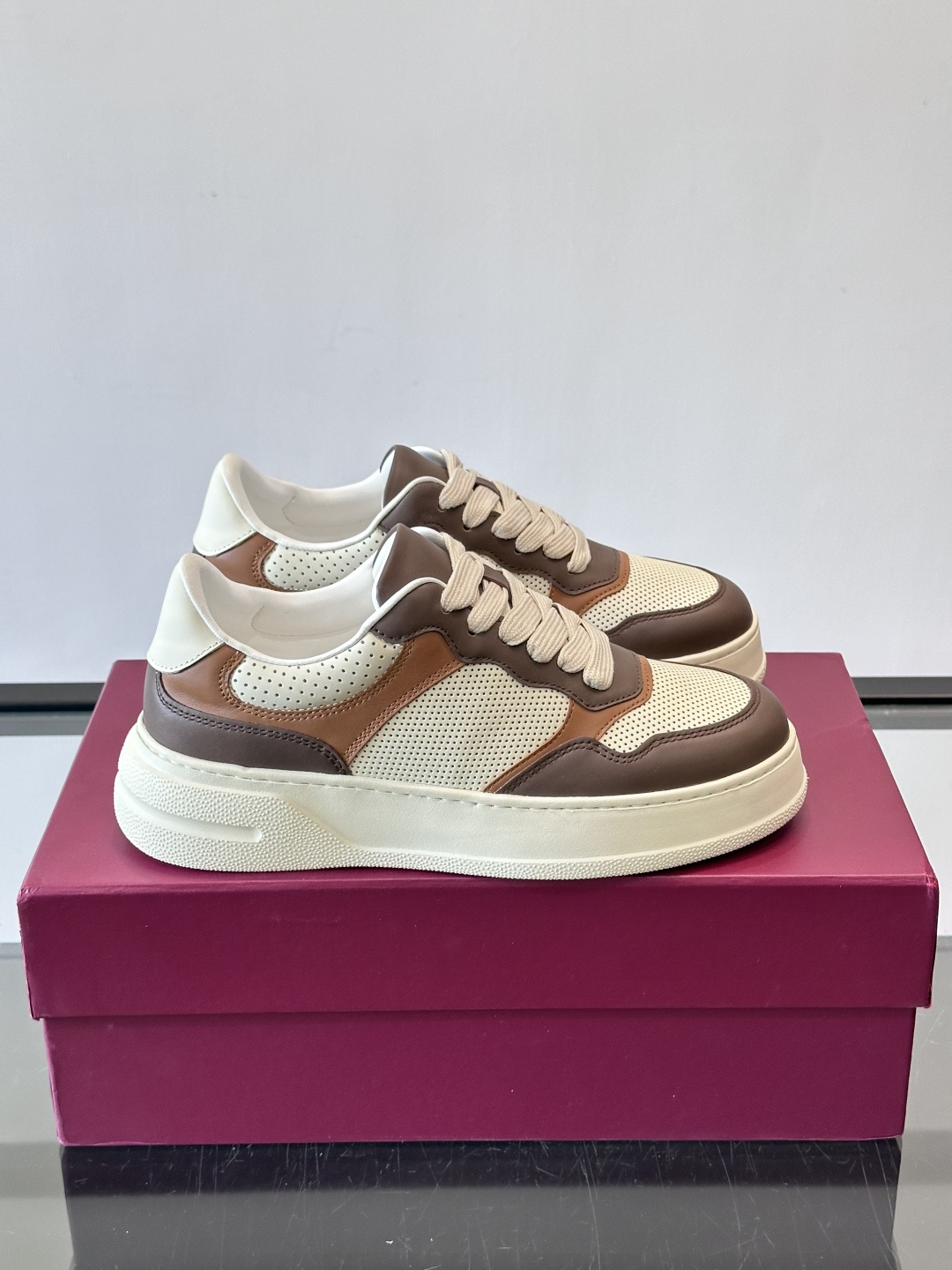 👟Gucci新款男士真皮休闲板鞋，头层牛皮+透气网布拼接，打孔设计超适合夏天穿！厚底轻便，增高又舒适，日