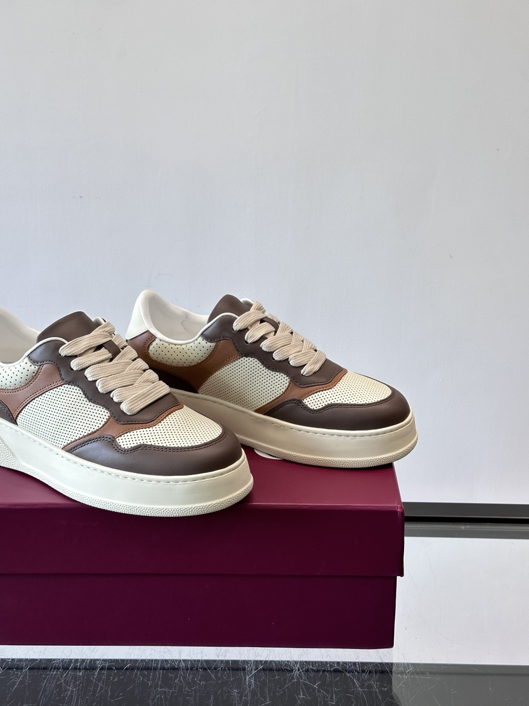 👟Gucci新款男士真皮休闲板鞋，头层牛皮+透气网布拼接，打孔设计超适合夏天穿！厚底轻便，增高又舒适，日