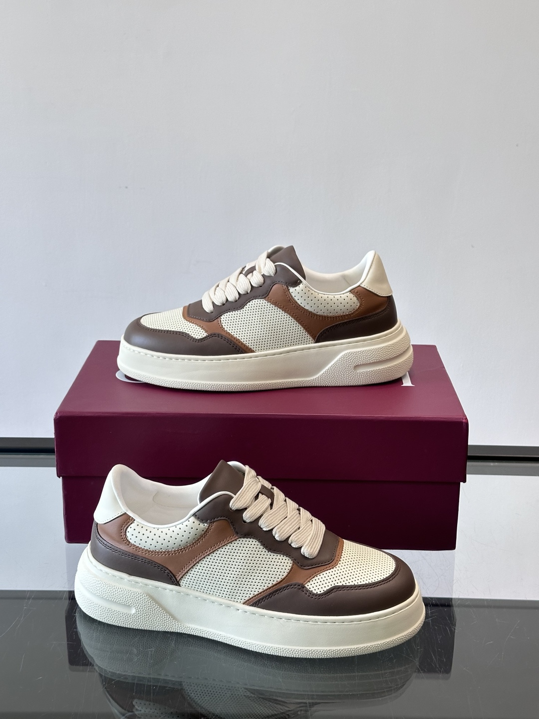 👟Gucci新款男士真皮休闲板鞋，头层牛皮+透气网布拼接，打孔设计超适合夏天穿！厚底轻便，增高又舒适，日