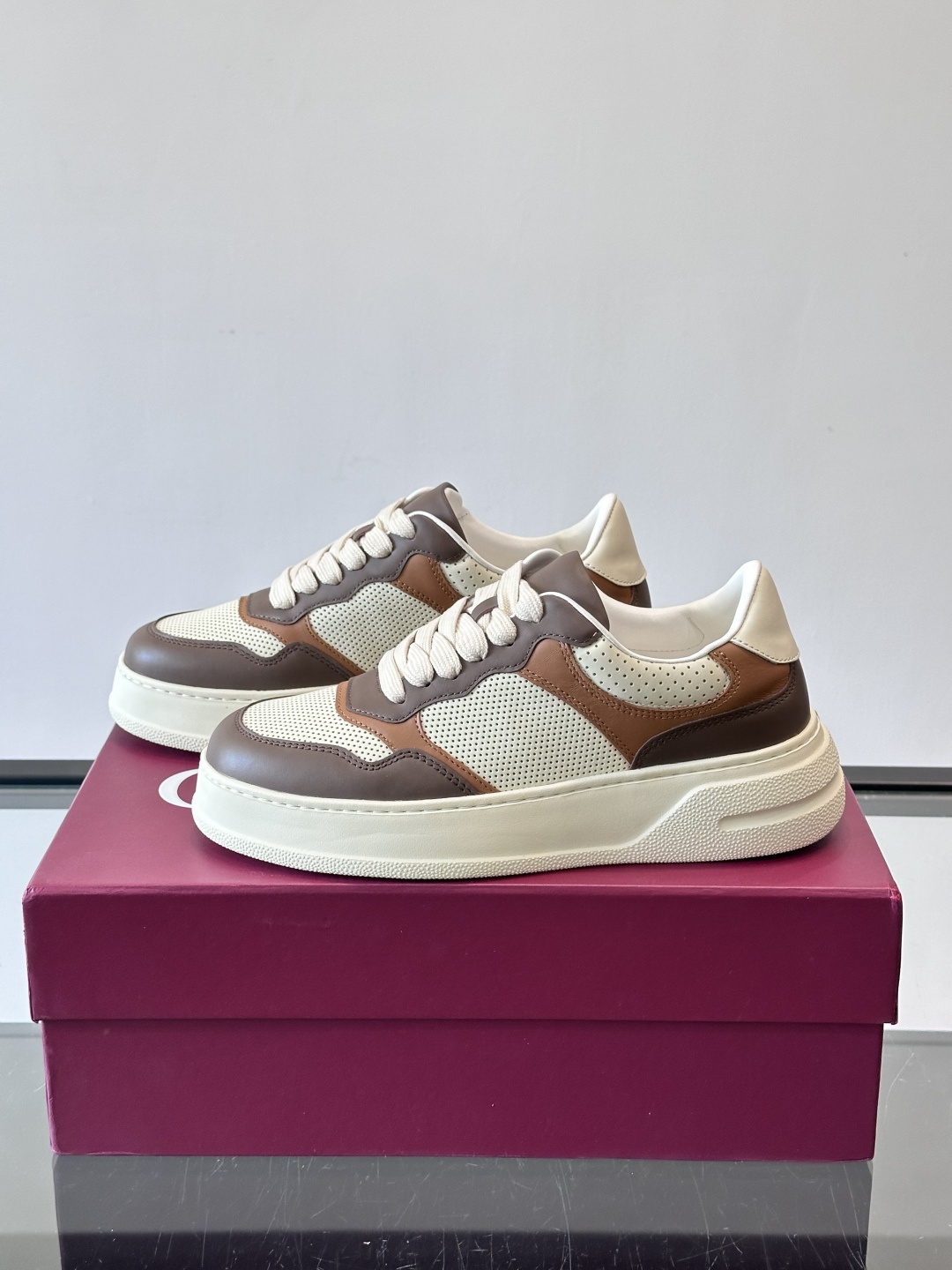 👟Gucci新款男士真皮休闲板鞋，头层牛皮+透气网布拼接，打孔设计超适合夏天穿！厚底轻便，增高又舒适，日