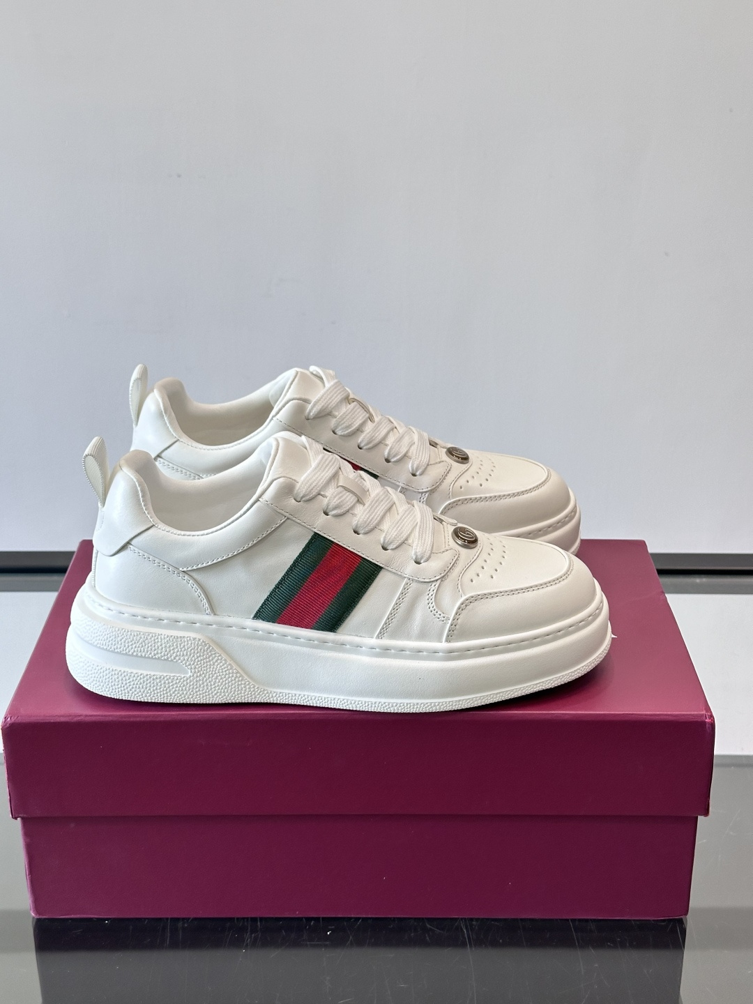 👟Gucci Screener系列厚底饼干鞋，采用牛皮，侧面点缀红绿织带，品牌辨识度超高✨。厚底设计约3