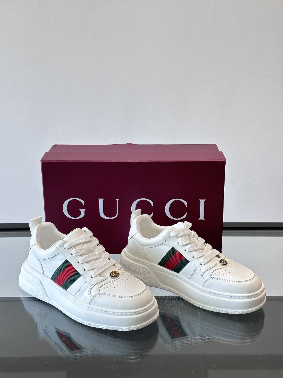 👟Gucci Screener系列厚底饼干鞋，采用牛皮，侧面点缀红绿织带，品牌辨识度超高✨。厚底设计约3