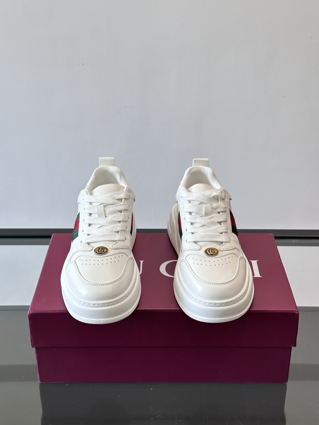 👟Gucci Screener系列厚底饼干鞋，采用牛皮，侧面点缀红绿织带，品牌辨识度超高✨。厚底设计约3