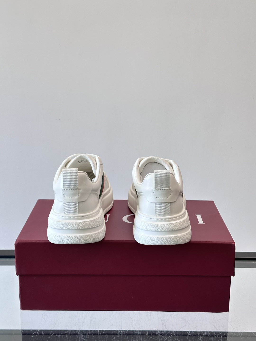 👟Gucci Screener系列厚底饼干鞋，采用牛皮，侧面点缀红绿织带，品牌辨识度超高✨。厚底设计约3