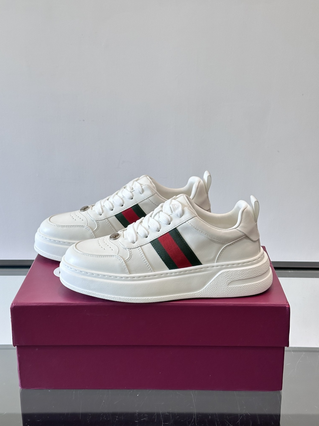 👟Gucci Screener系列厚底饼干鞋，采用牛皮，侧面点缀红绿织带，品牌辨识度超高✨。厚底设计约3