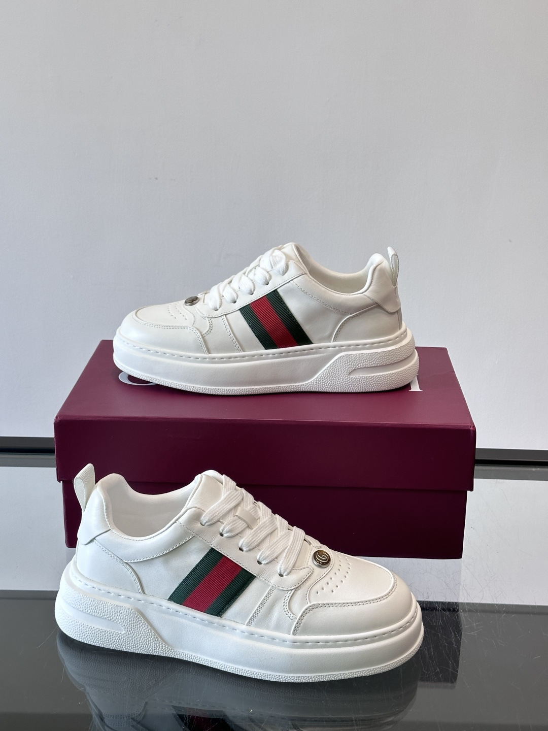👟Gucci Screener系列厚底饼干鞋，采用牛皮，侧面点缀红绿织带，品牌辨识度超高✨。厚底设计约3