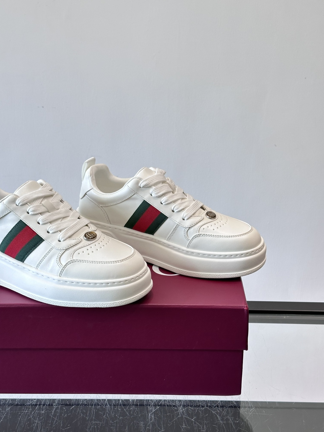 👟Gucci Screener系列厚底饼干鞋，采用牛皮，侧面点缀红绿织带，品牌辨识度超高✨。厚底设计约3
