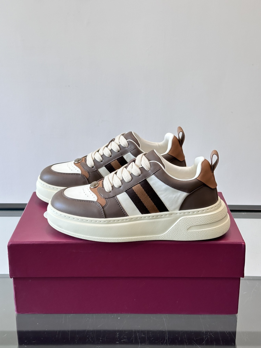 👟Gucci Screener系列厚底饼干鞋，采用牛皮，侧面点缀红绿织带，品牌辨识度超高✨。厚底设计约3