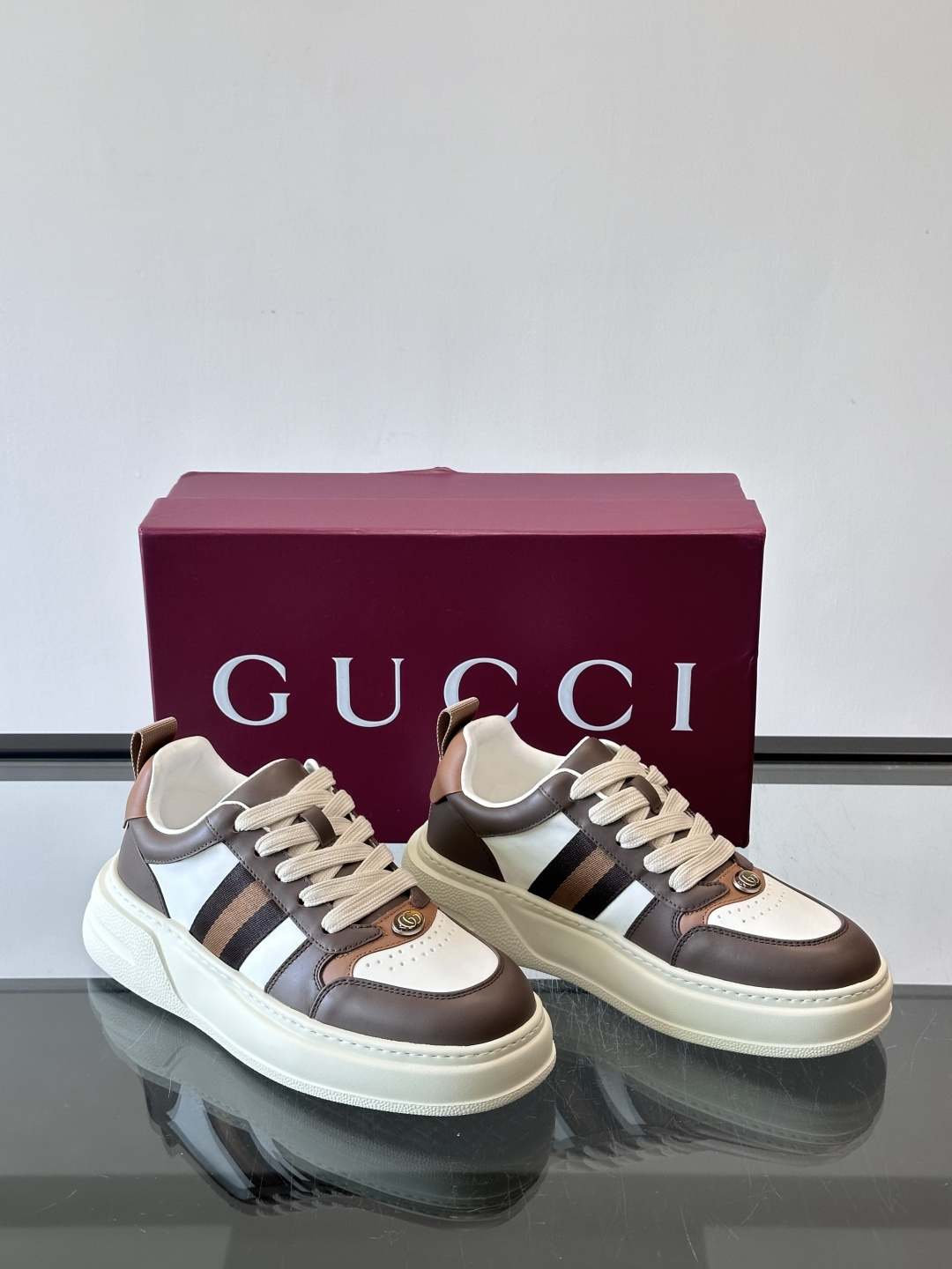 👟Gucci Screener系列厚底饼干鞋，采用牛皮，侧面点缀红绿织带，品牌辨识度超高✨。厚底设计约3