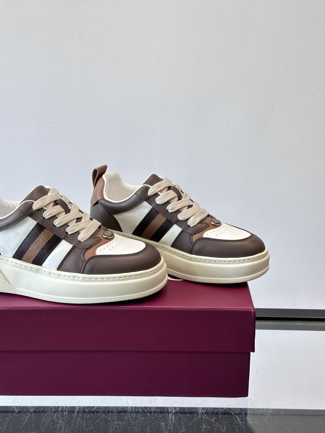 👟Gucci Screener系列厚底饼干鞋，采用牛皮，侧面点缀红绿织带，品牌辨识度超高✨。厚底设计约3