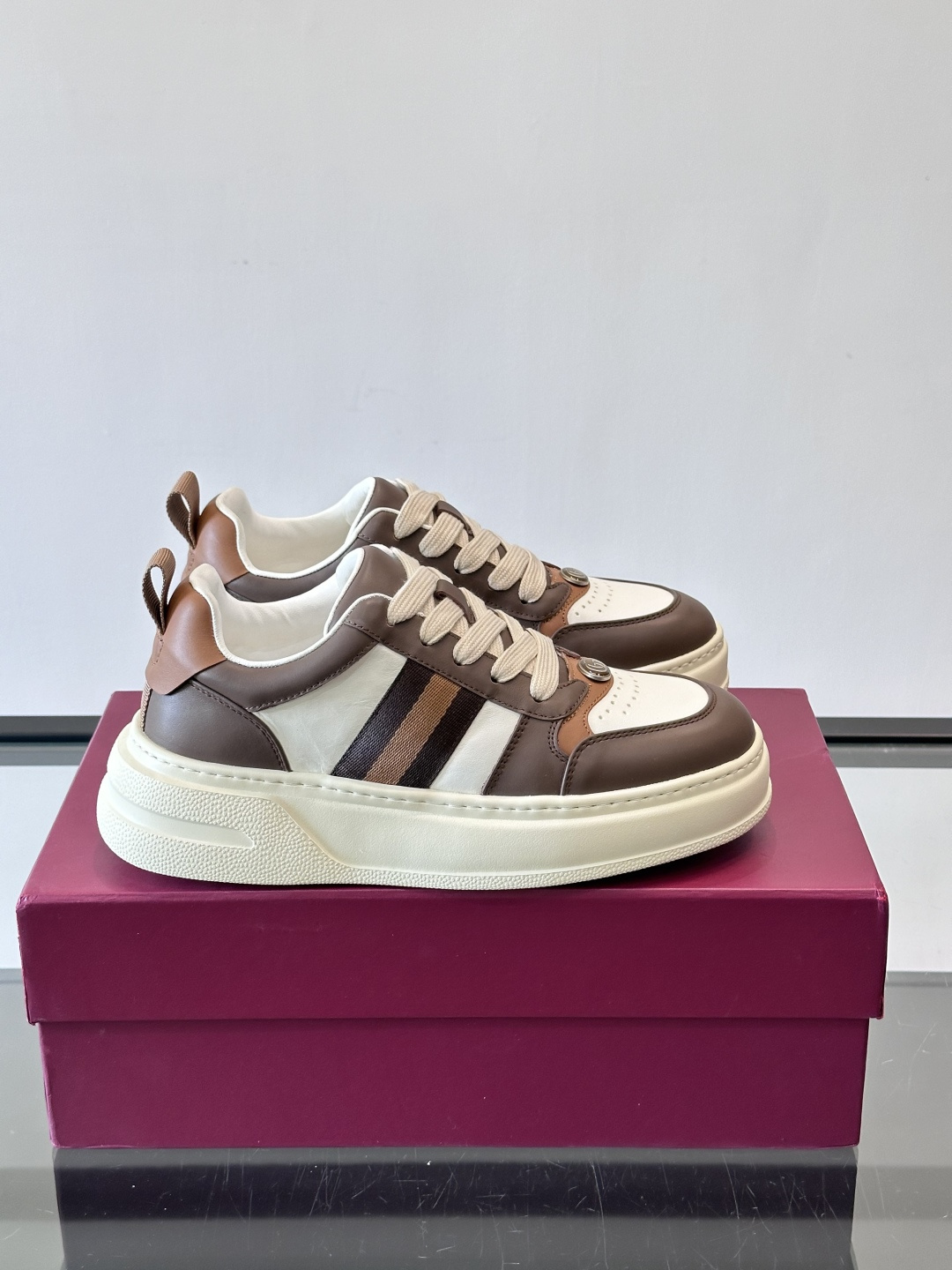 👟Gucci Screener系列厚底饼干鞋，采用牛皮，侧面点缀红绿织带，品牌辨识度超高✨。厚底设计约3