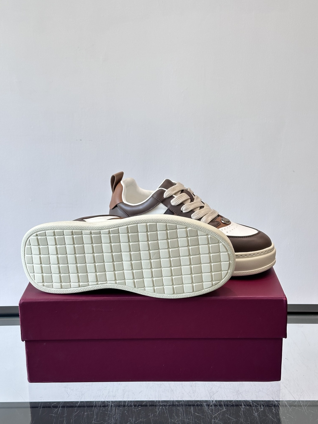 👟Gucci Screener系列厚底饼干鞋，采用牛皮，侧面点缀红绿织带，品牌辨识度超高✨。厚底设计约3