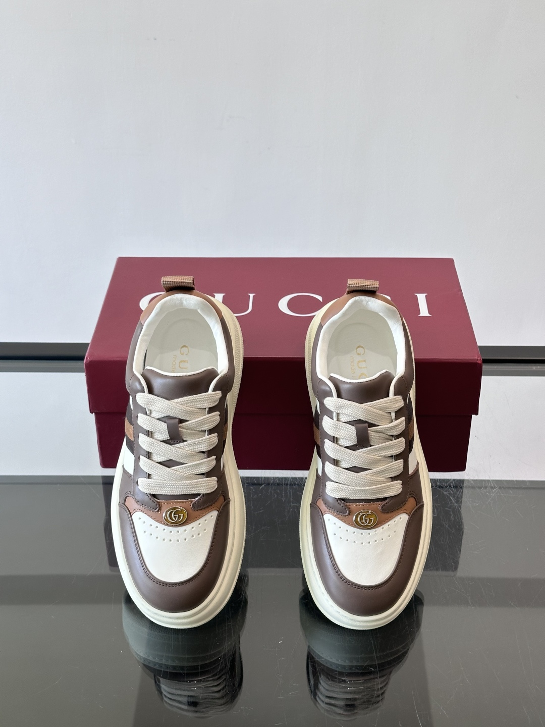 👟Gucci Screener系列厚底饼干鞋，采用牛皮，侧面点缀红绿织带，品牌辨识度超高✨。厚底设计约3