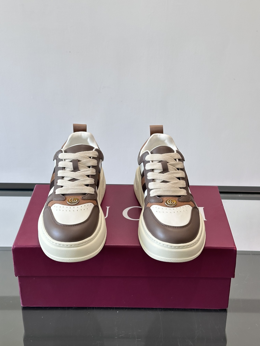 👟Gucci Screener系列厚底饼干鞋，采用牛皮，侧面点缀红绿织带，品牌辨识度超高✨。厚底设计约3