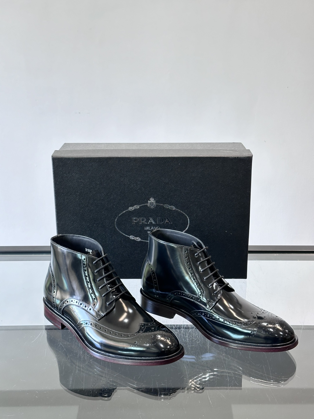 👞Prada普拉达高帮布洛克雕花皮靴，采用意大利进口头层牛皮，表面光泽感强，经典雕花设计超有复古感✨。固