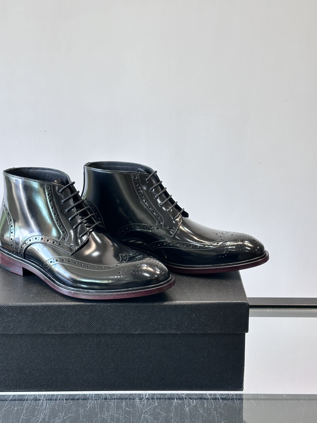 👞Prada普拉达高帮布洛克雕花皮靴，采用意大利进口头层牛皮，表面光泽感强，经典雕花设计超有复古感✨。固