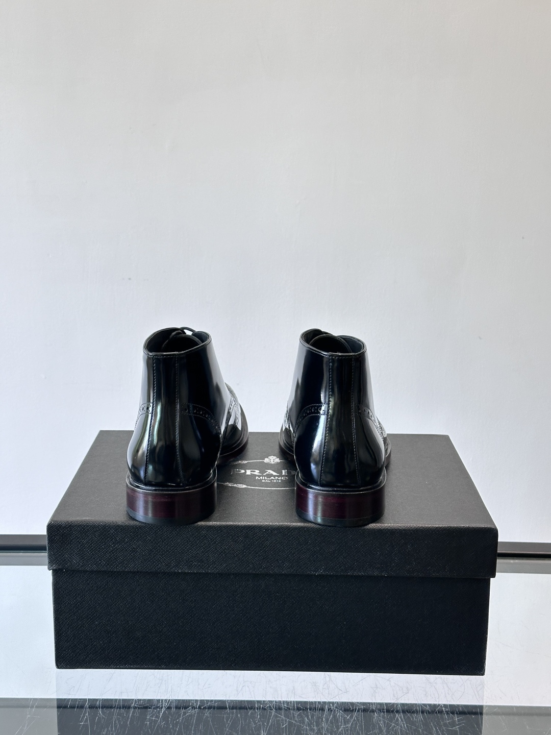 👞Prada普拉达高帮布洛克雕花皮靴，采用意大利进口头层牛皮，表面光泽感强，经典雕花设计超有复古感✨。固