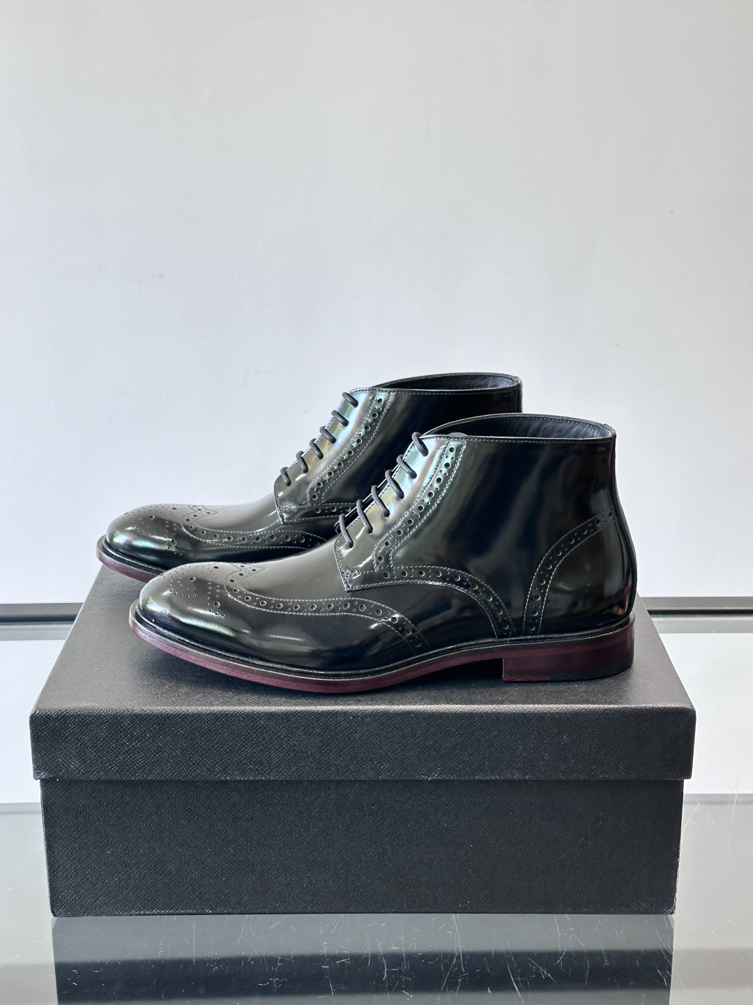 👞Prada普拉达高帮布洛克雕花皮靴，采用意大利进口头层牛皮，表面光泽感强，经典雕花设计超有复古感✨。固