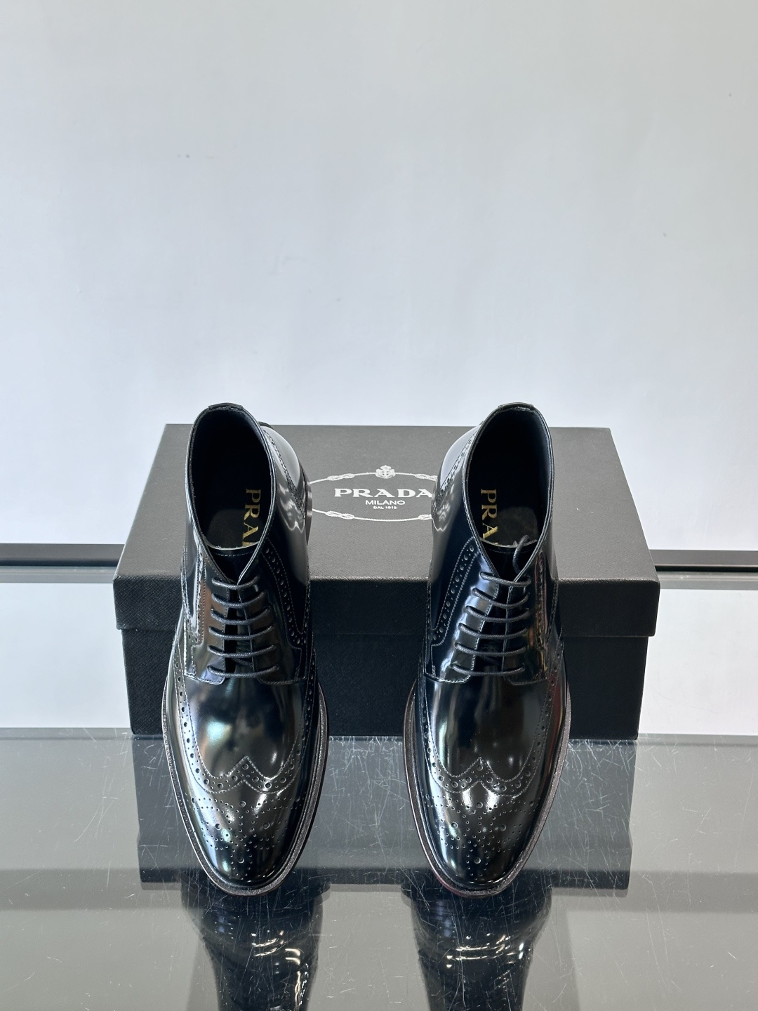 👞Prada普拉达高帮布洛克雕花皮靴，采用意大利进口头层牛皮，表面光泽感强，经典雕花设计超有复古感✨。固