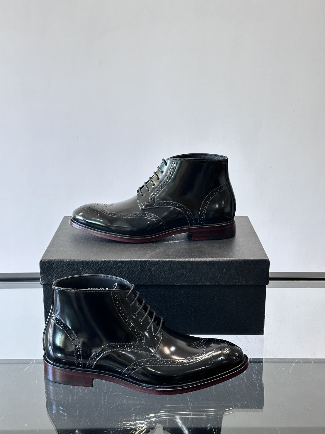 👞Prada普拉达高帮布洛克雕花皮靴，采用意大利进口头层牛皮，表面光泽感强，经典雕花设计超有复古感✨。固