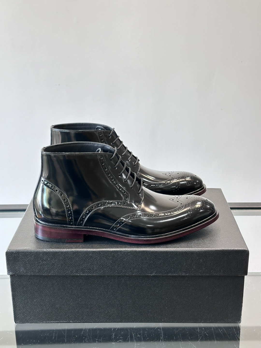 👞Prada普拉达高帮布洛克雕花皮靴，采用意大利进口头层牛皮，表面光泽感强，经典雕花设计超有复古感✨。固