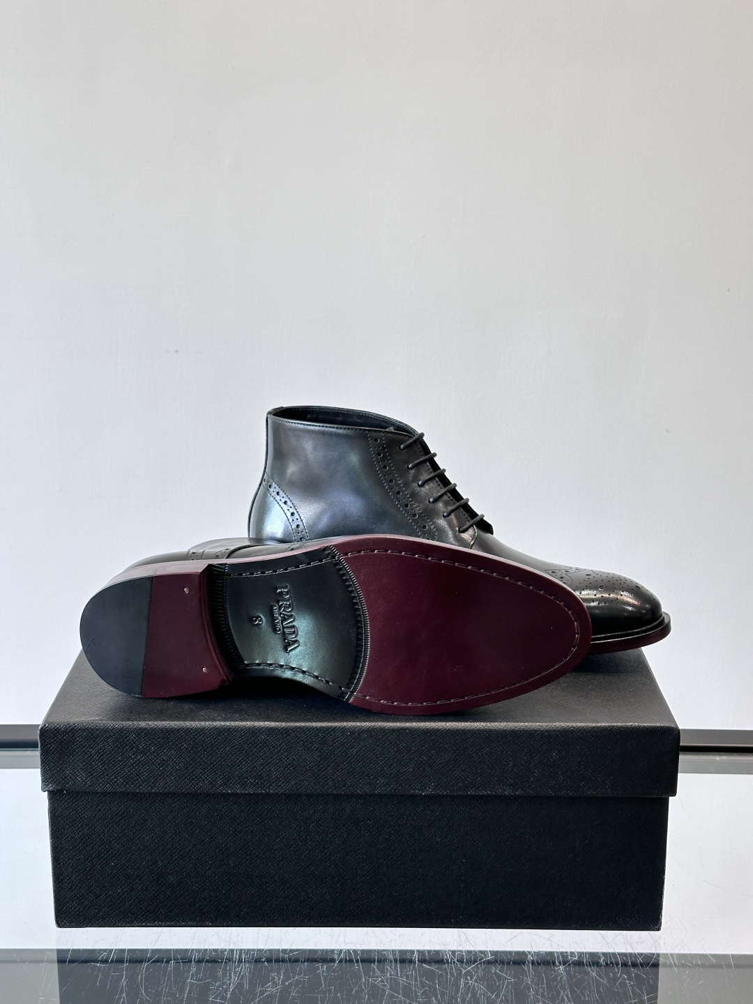 👞Prada普拉达高帮布洛克雕花皮靴，采用意大利进口头层牛皮，表面光泽感强，经典雕花设计超有复古感✨。固