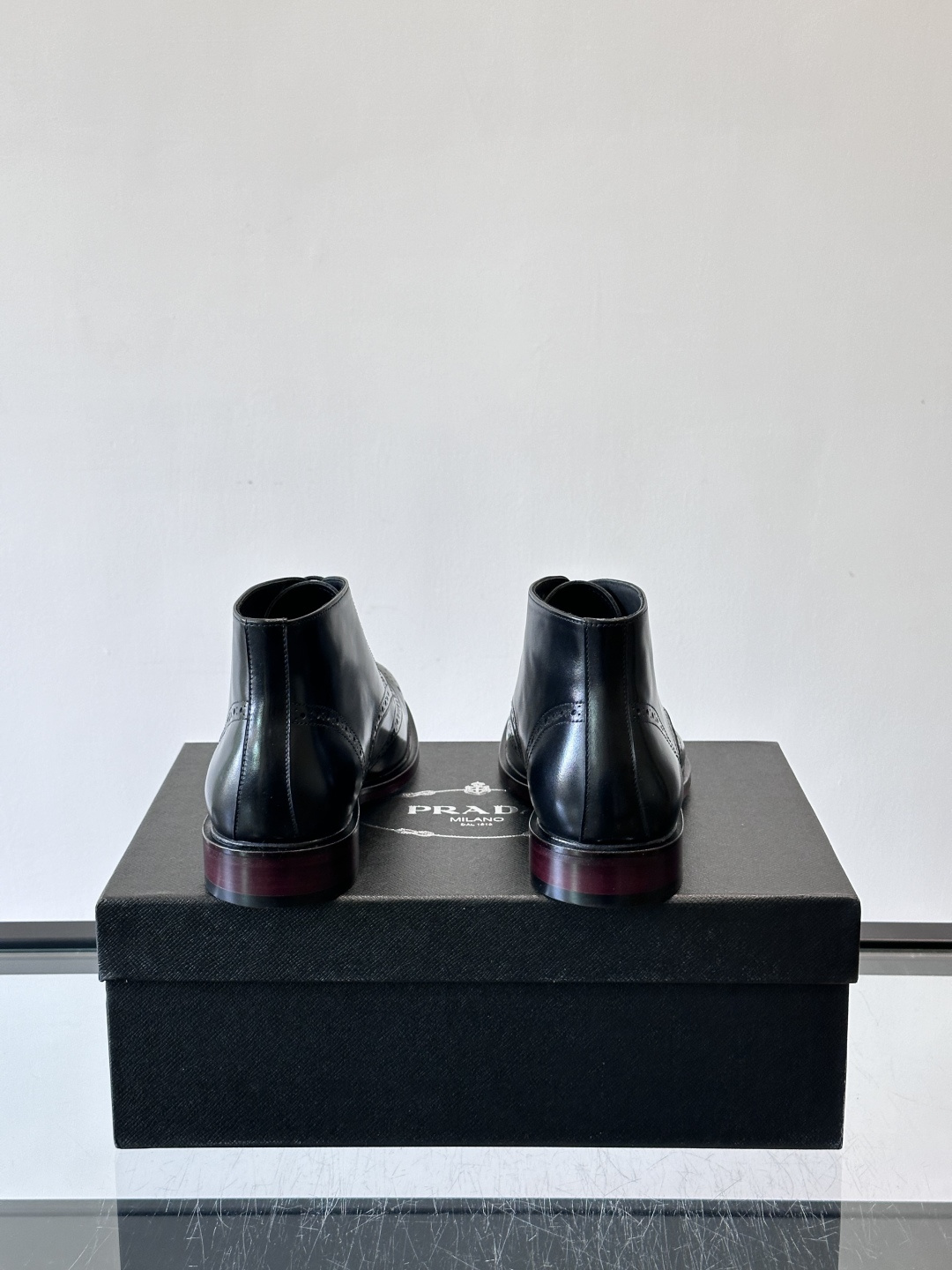 👞Prada普拉达高帮布洛克雕花皮靴，采用意大利进口头层牛皮，表面光泽感强，经典雕花设计超有复古感✨。固