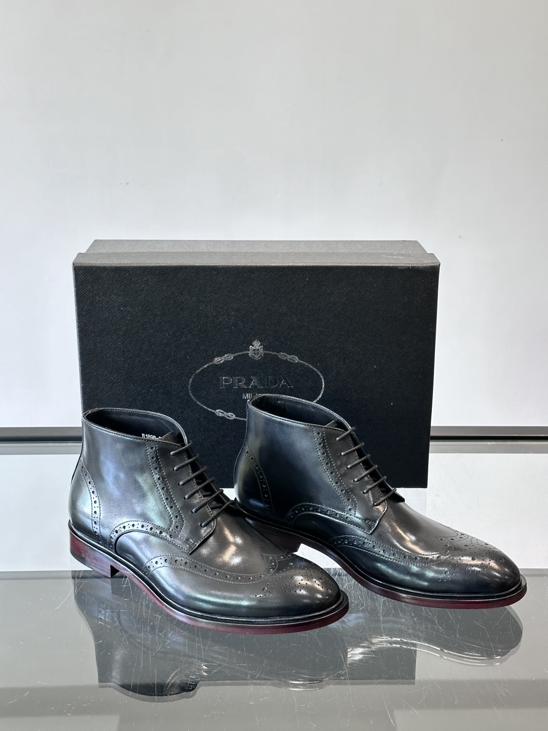 👞Prada普拉达高帮布洛克雕花皮靴，采用意大利进口头层牛皮，表面光泽感强，经典雕花设计超有复古感✨。固