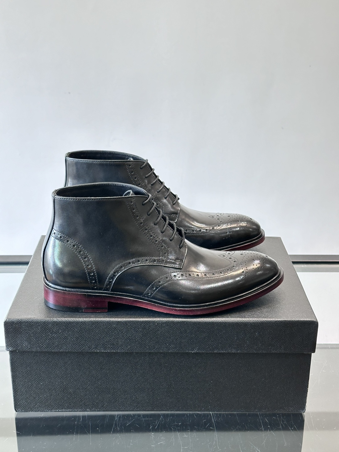 👞Prada普拉达高帮布洛克雕花皮靴，采用意大利进口头层牛皮，表面光泽感强，经典雕花设计超有复古感✨。固