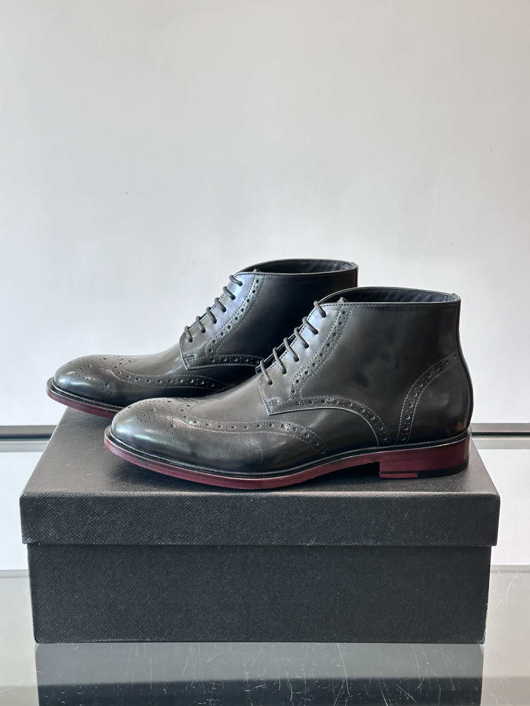 👞Prada普拉达高帮布洛克雕花皮靴，采用意大利进口头层牛皮，表面光泽感强，经典雕花设计超有复古感✨。固