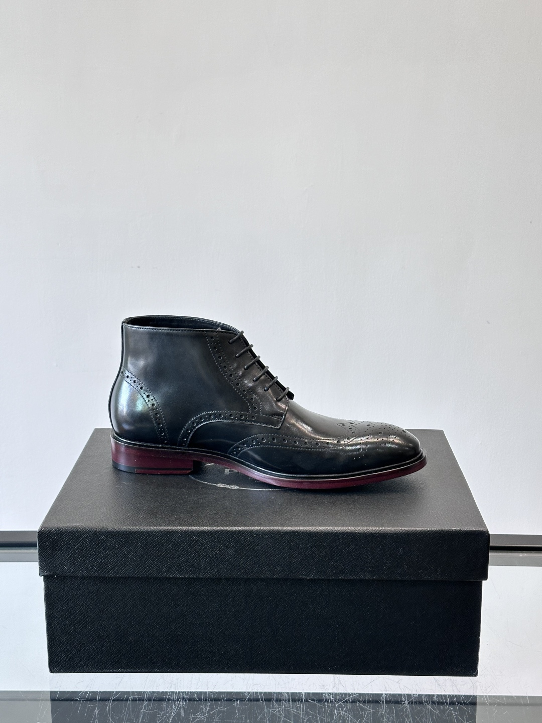 👞Prada普拉达高帮布洛克雕花皮靴，采用意大利进口头层牛皮，表面光泽感强，经典雕花设计超有复古感✨。固