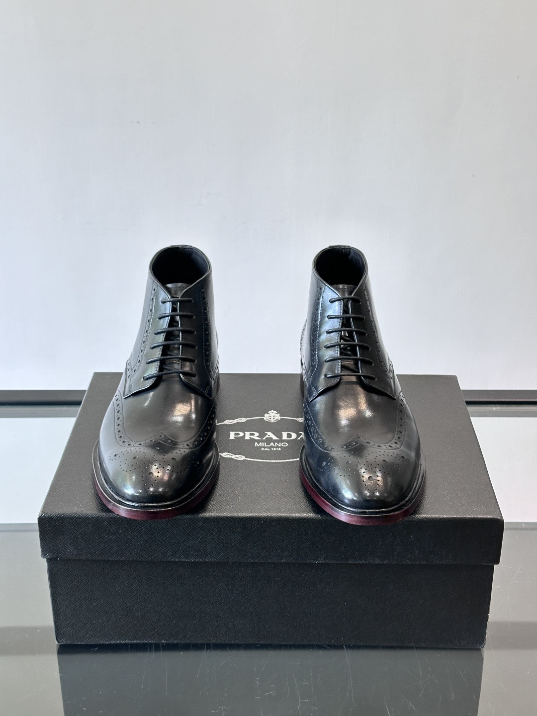 👞Prada普拉达高帮布洛克雕花皮靴，采用意大利进口头层牛皮，表面光泽感强，经典雕花设计超有复古感✨。固