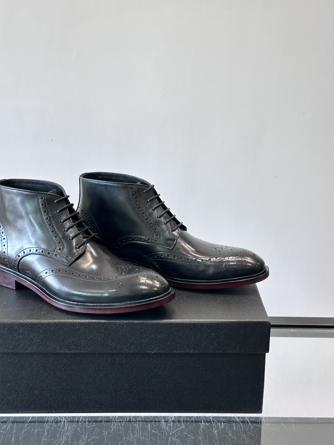 👞Prada普拉达高帮布洛克雕花皮靴，采用意大利进口头层牛皮，表面光泽感强，经典雕花设计超有复古感✨。固