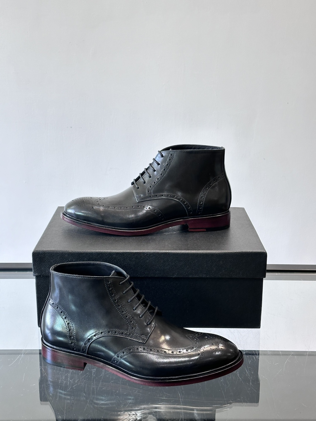 👞Prada普拉达高帮布洛克雕花皮靴，采用意大利进口头层牛皮，表面光泽感强，经典雕花设计超有复古感✨。固