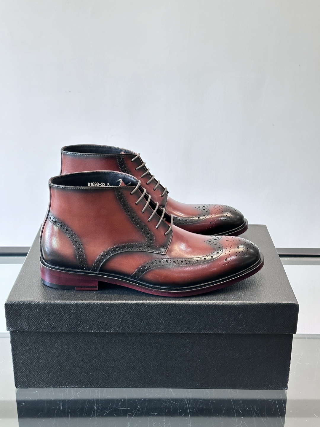 👞Prada普拉达高帮布洛克雕花皮靴，采用意大利进口头层牛皮，表面光泽感强，经典雕花设计超有复古感✨。固