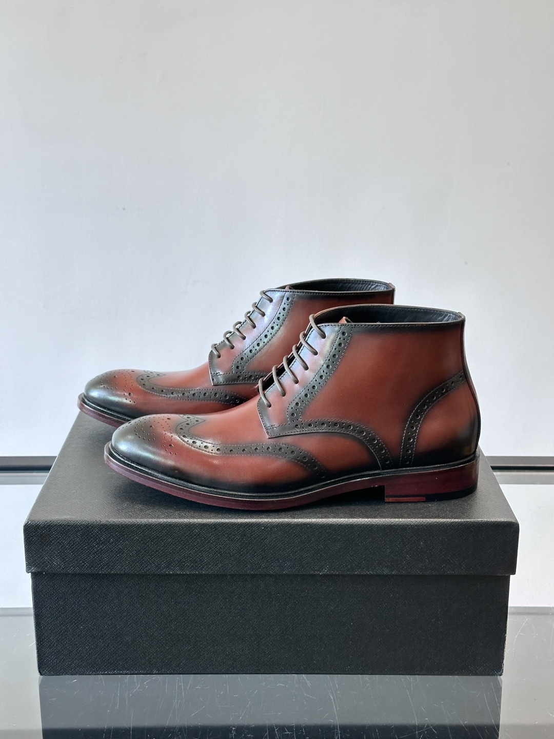 👞Prada普拉达高帮布洛克雕花皮靴，采用意大利进口头层牛皮，表面光泽感强，经典雕花设计超有复古感✨。固