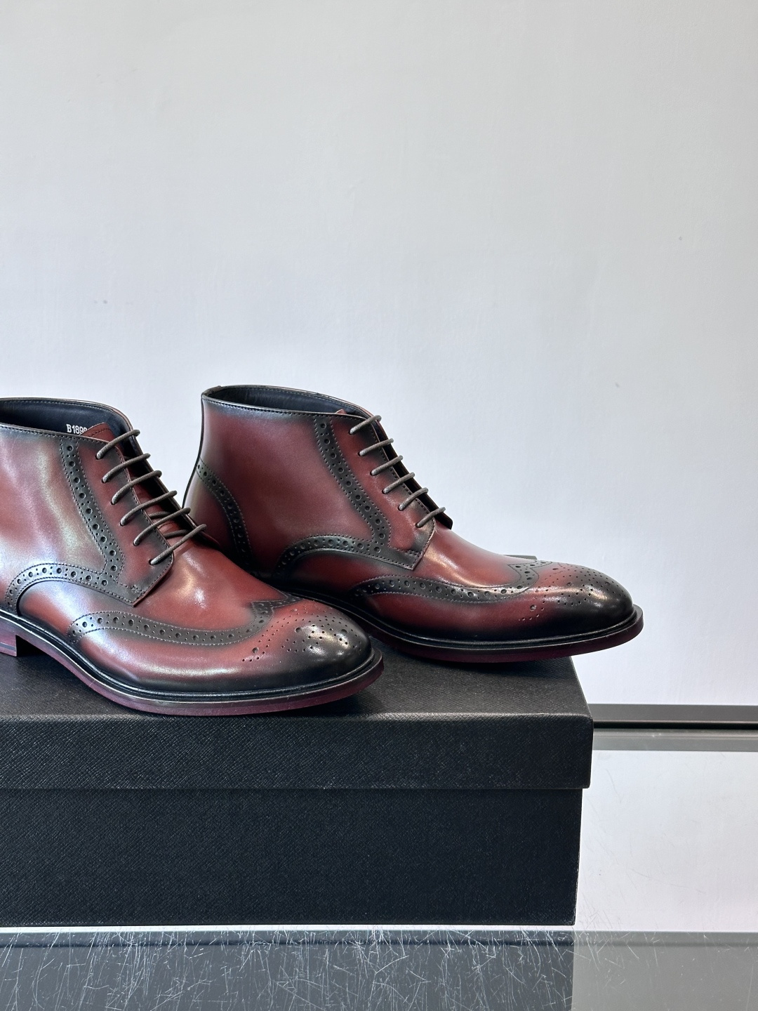 👞Prada普拉达高帮布洛克雕花皮靴，采用意大利进口头层牛皮，表面光泽感强，经典雕花设计超有复古感✨。固