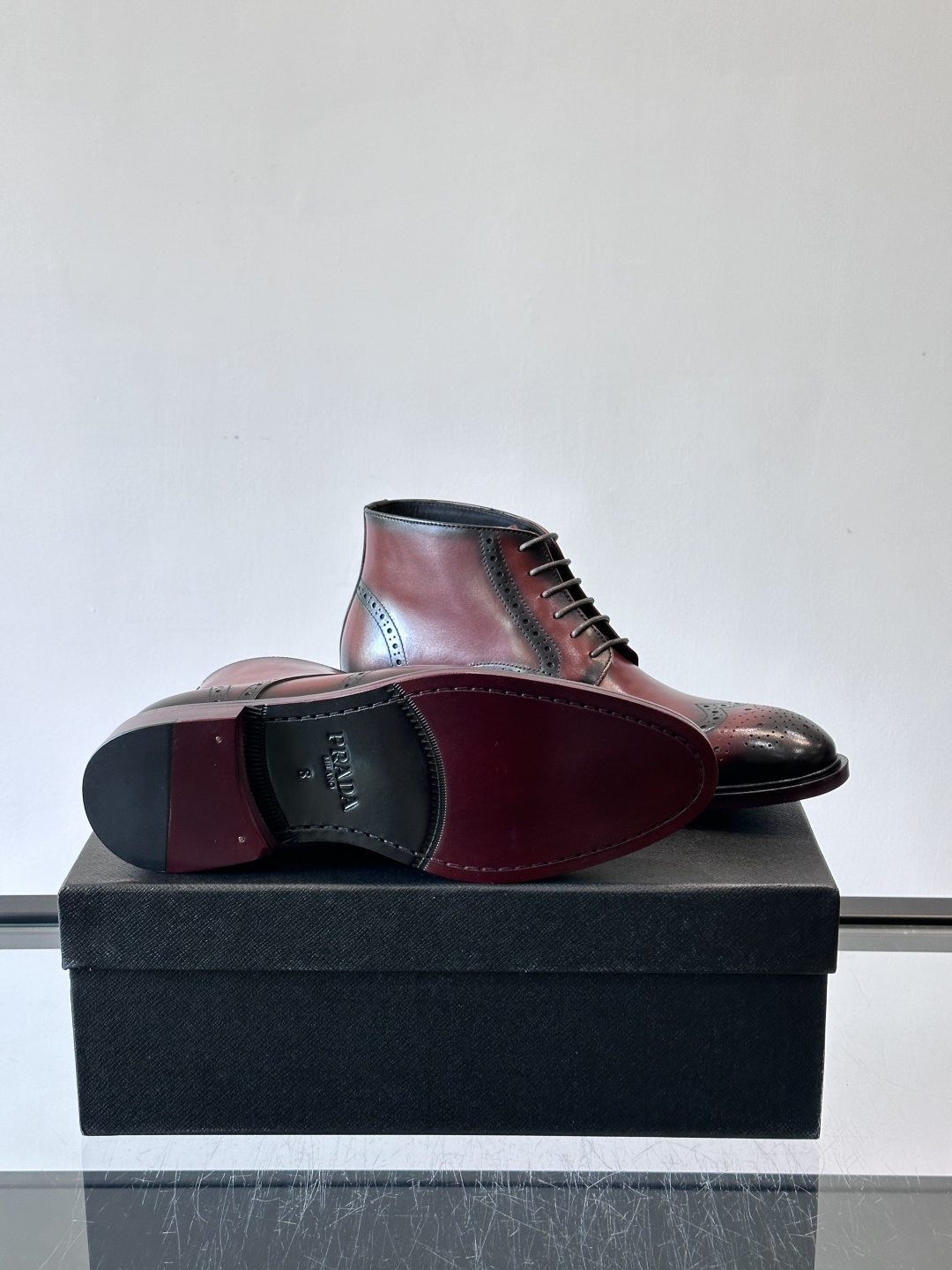 👞Prada普拉达高帮布洛克雕花皮靴，采用意大利进口头层牛皮，表面光泽感强，经典雕花设计超有复古感✨。固