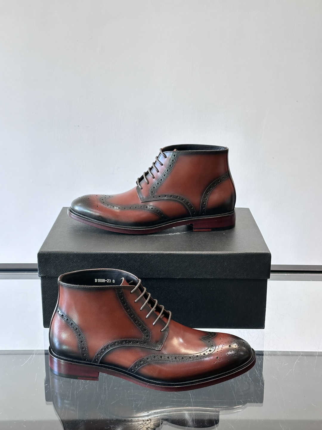 👞Prada普拉达高帮布洛克雕花皮靴，采用意大利进口头层牛皮，表面光泽感强，经典雕花设计超有复古感✨。固