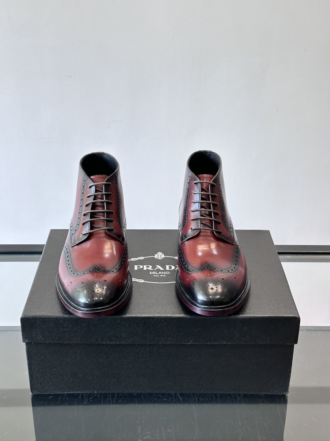 👞Prada普拉达高帮布洛克雕花皮靴，采用意大利进口头层牛皮，表面光泽感强，经典雕花设计超有复古感✨。固