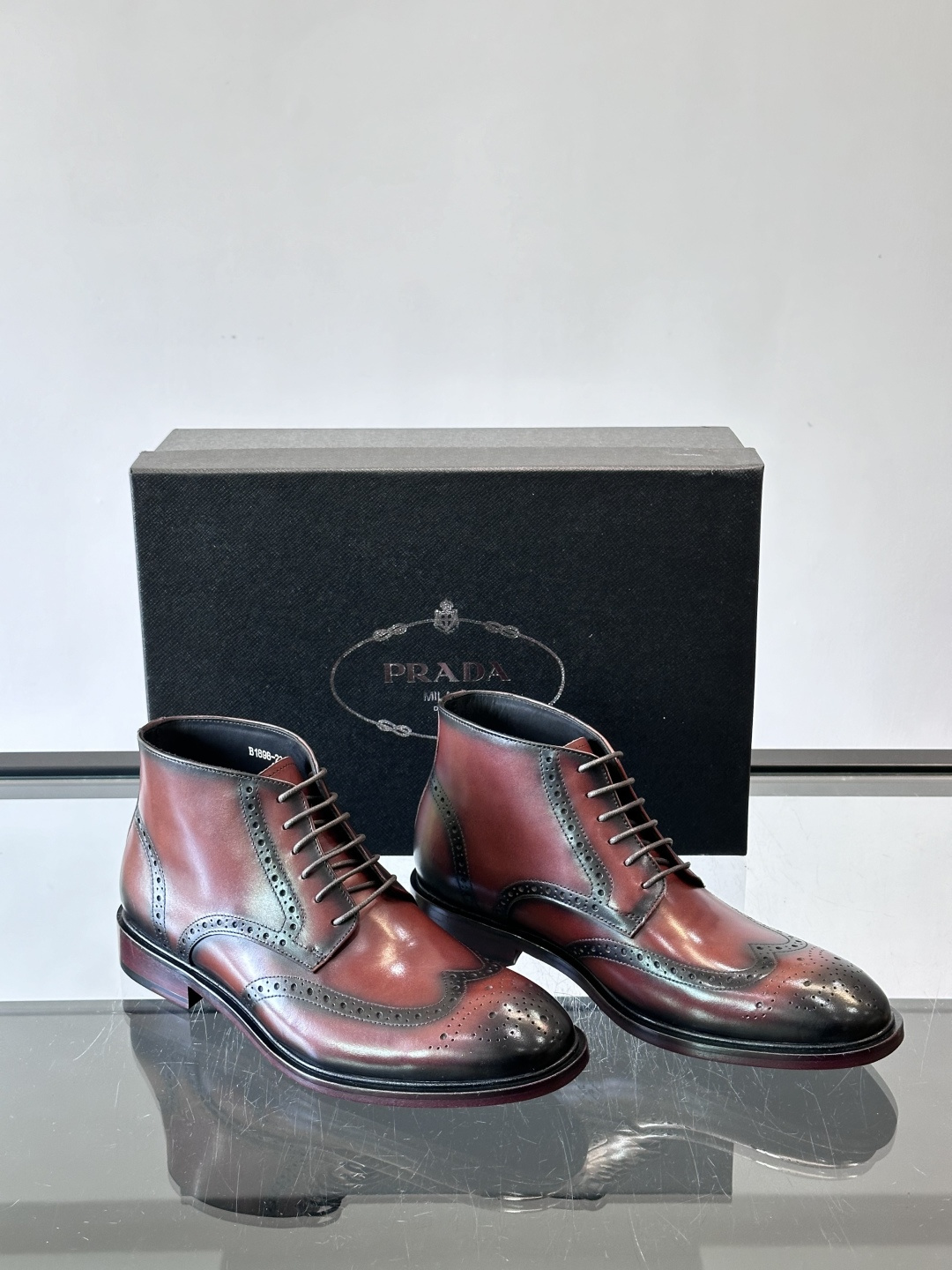 👞Prada普拉达高帮布洛克雕花皮靴，采用意大利进口头层牛皮，表面光泽感强，经典雕花设计超有复古感✨。固