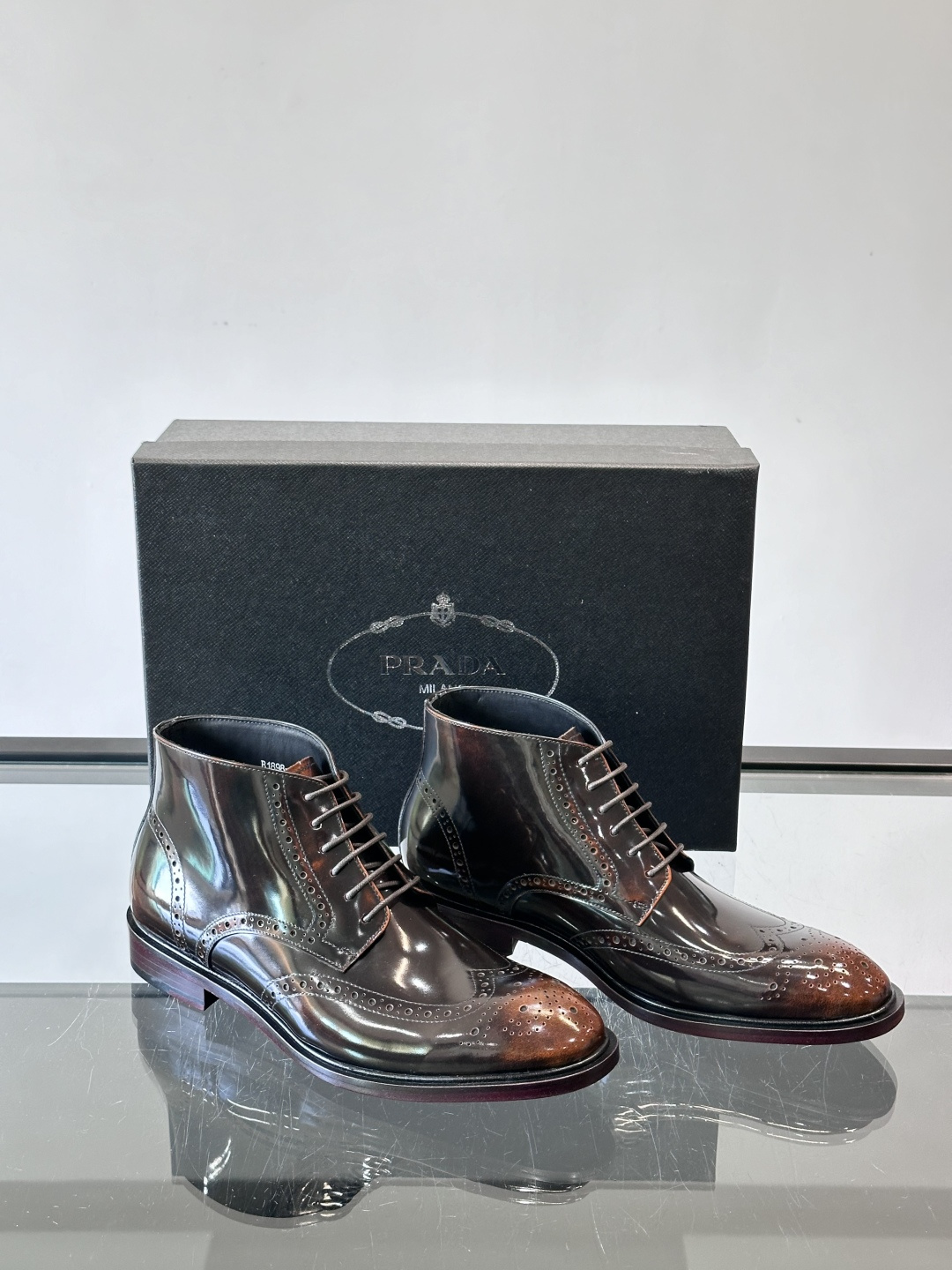 👞Prada普拉达高帮布洛克雕花皮靴，采用意大利进口头层牛皮，表面光泽感强，经典雕花设计超有复古感✨。固