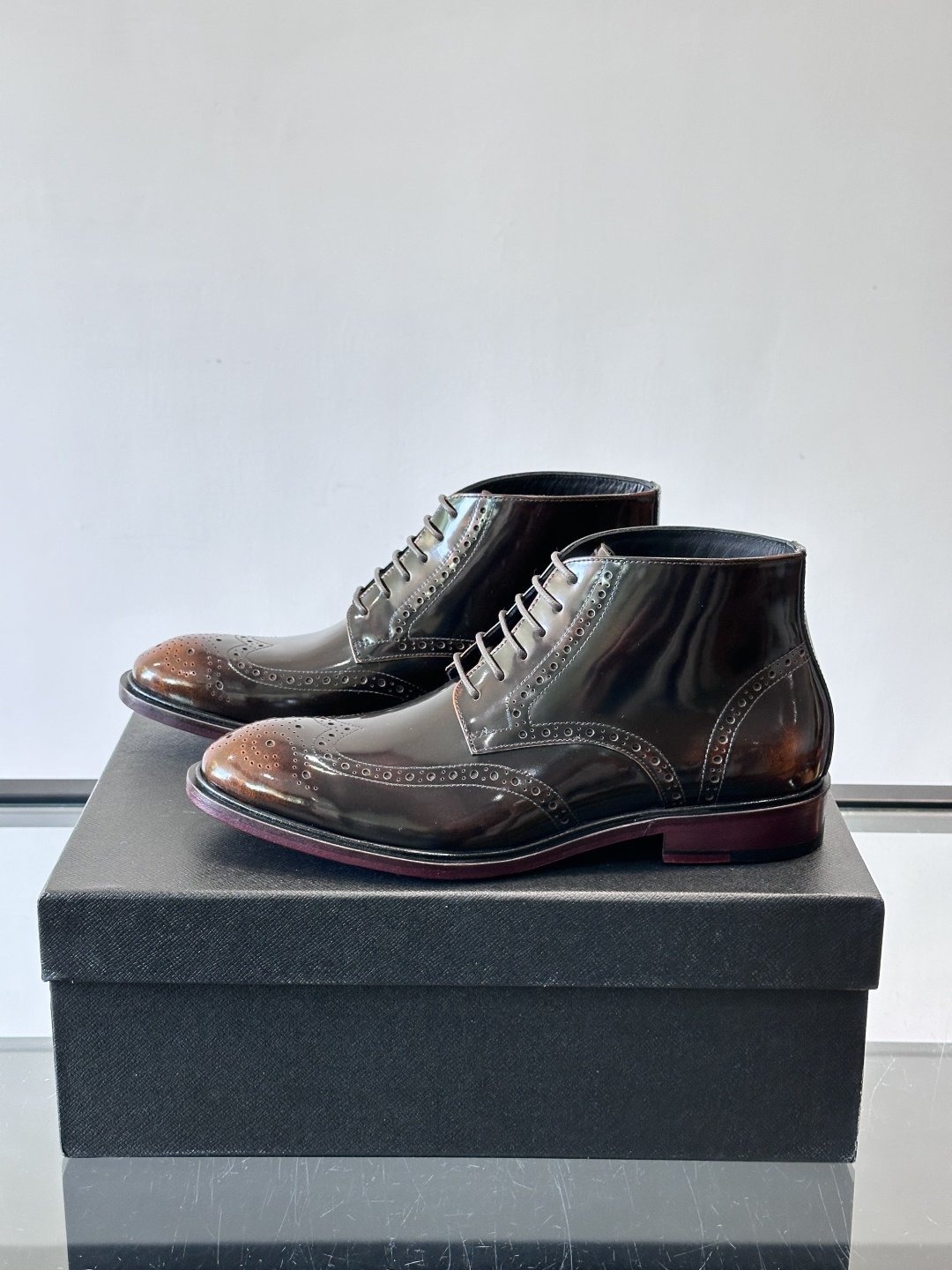 👞Prada普拉达高帮布洛克雕花皮靴，采用意大利进口头层牛皮，表面光泽感强，经典雕花设计超有复古感✨。固