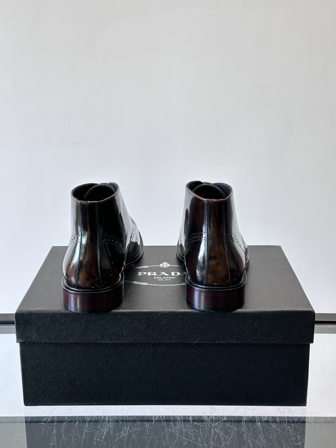 👞Prada普拉达高帮布洛克雕花皮靴，采用意大利进口头层牛皮，表面光泽感强，经典雕花设计超有复古感✨。固