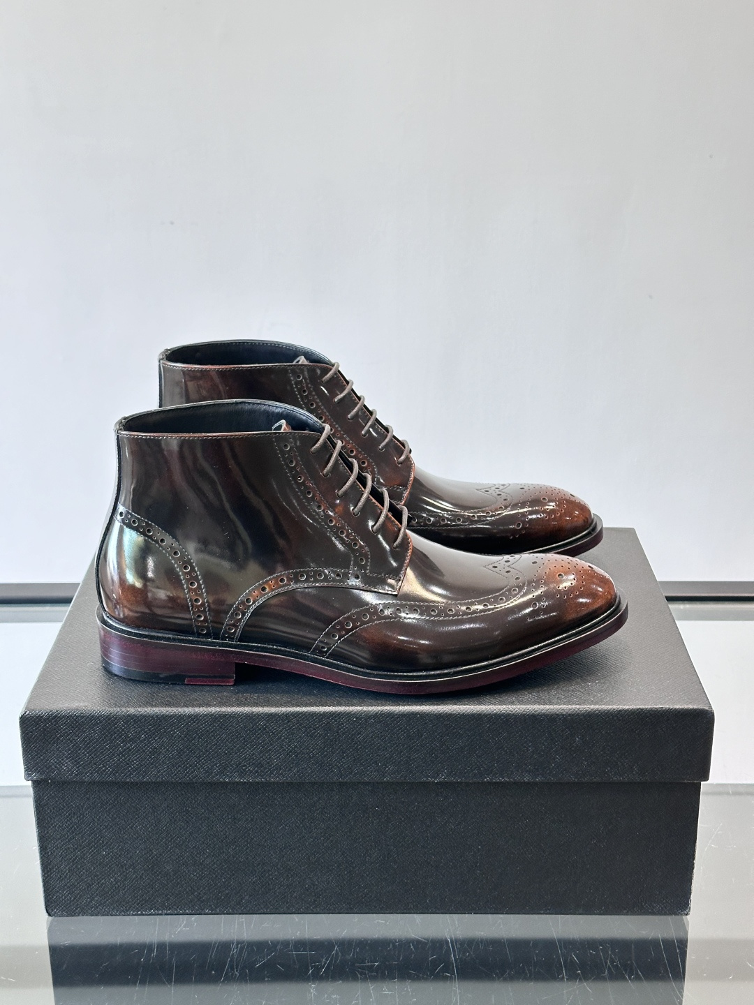 👞Prada普拉达高帮布洛克雕花皮靴，采用意大利进口头层牛皮，表面光泽感强，经典雕花设计超有复古感✨。固