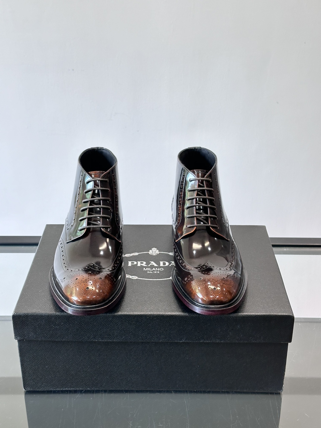 👞Prada普拉达高帮布洛克雕花皮靴，采用意大利进口头层牛皮，表面光泽感强，经典雕花设计超有复古感✨。固