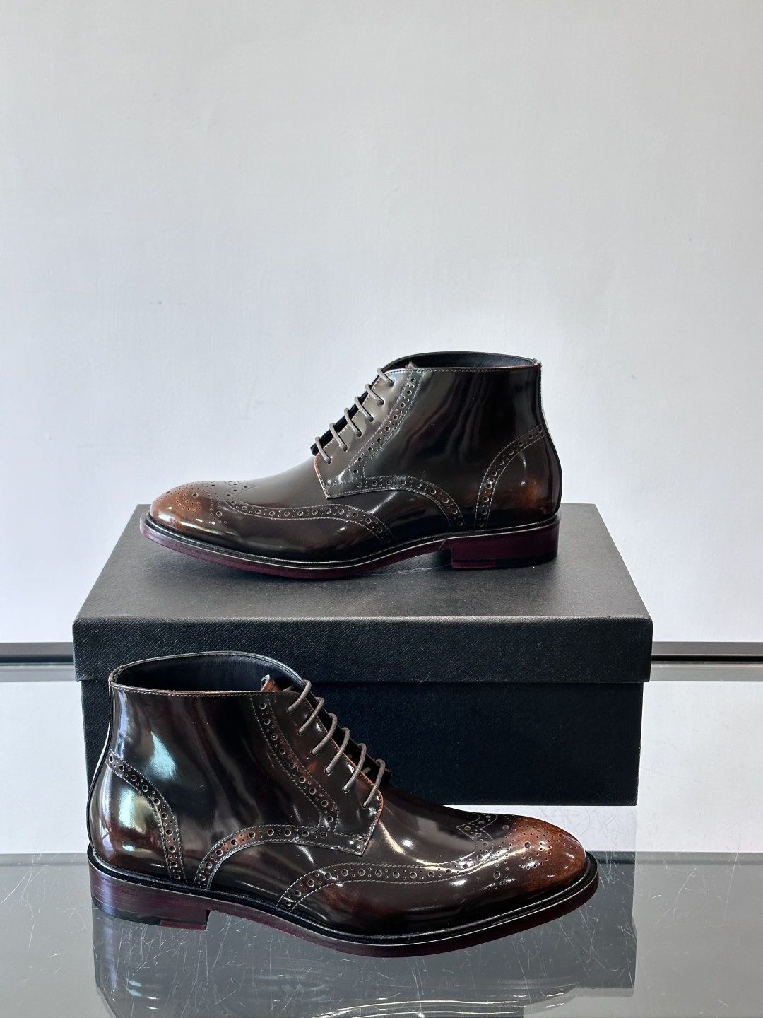 👞Prada普拉达高帮布洛克雕花皮靴，采用意大利进口头层牛皮，表面光泽感强，经典雕花设计超有复古感✨。固