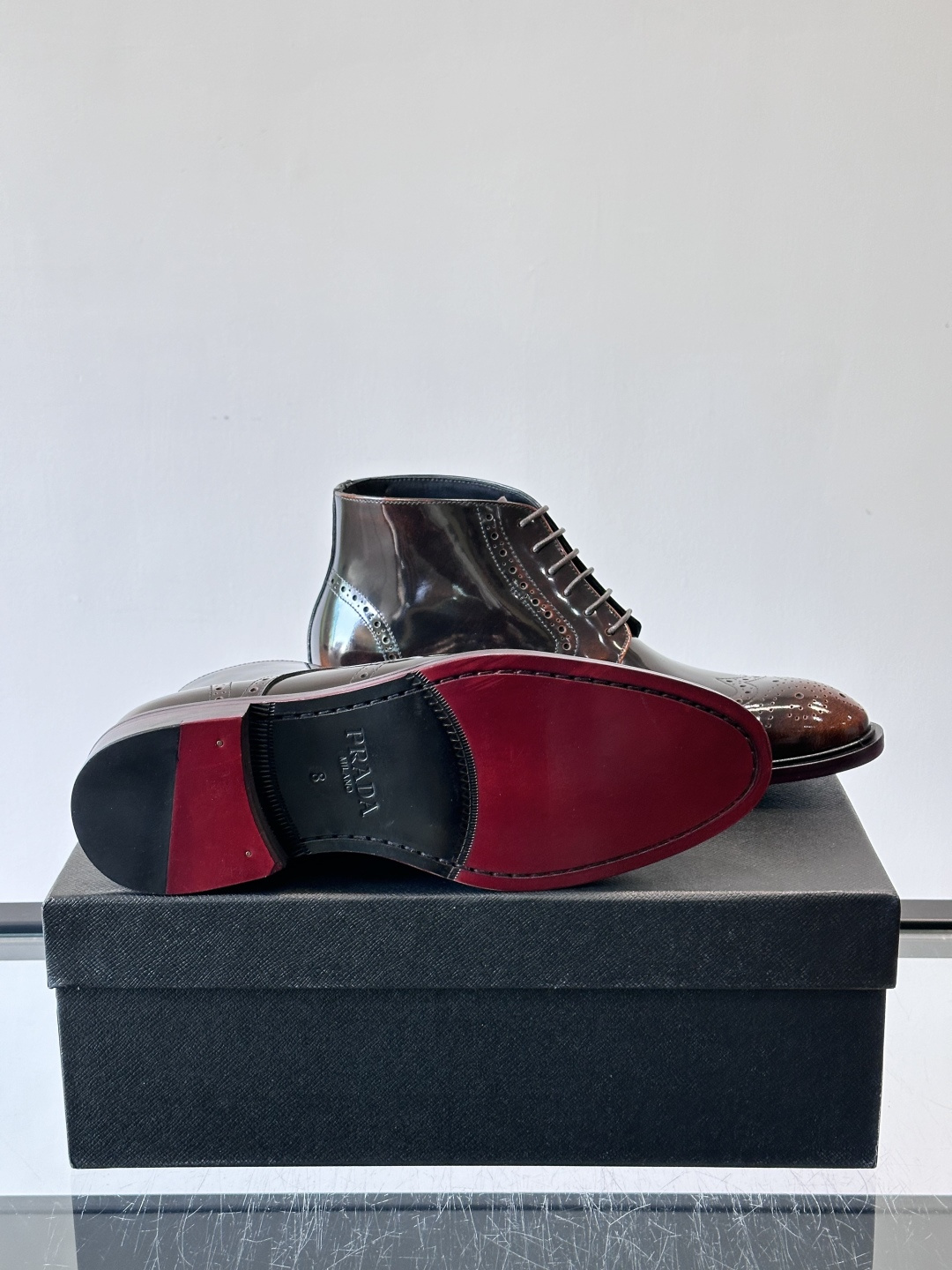 👞Prada普拉达高帮布洛克雕花皮靴，采用意大利进口头层牛皮，表面光泽感强，经典雕花设计超有复古感✨。固