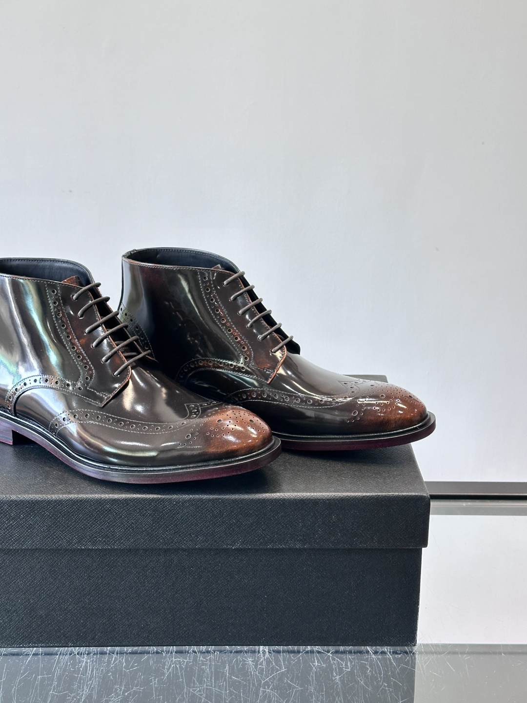 👞Prada普拉达高帮布洛克雕花皮靴，采用意大利进口头层牛皮，表面光泽感强，经典雕花设计超有复古感✨。固